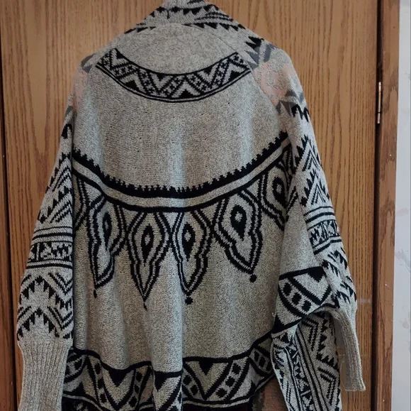 Free Scarf with Aztec Cardigan. XL/XXL. Gray, Black, Pink print. Plus size. - Picture 3 of 6